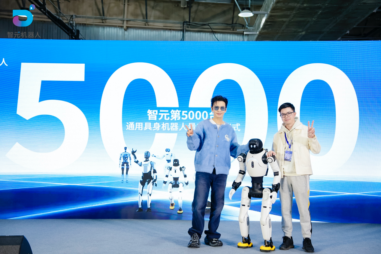 百人牛牛赚钱游戏第5000台通用具身机器人量产下线，灵犀X2交付黄晓明工作室